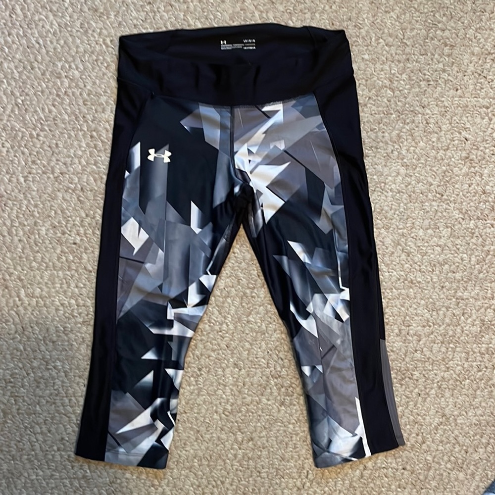 Under Armour Compression capri legging Sz L Blk/Gray 20” inseam w/zipper pocket